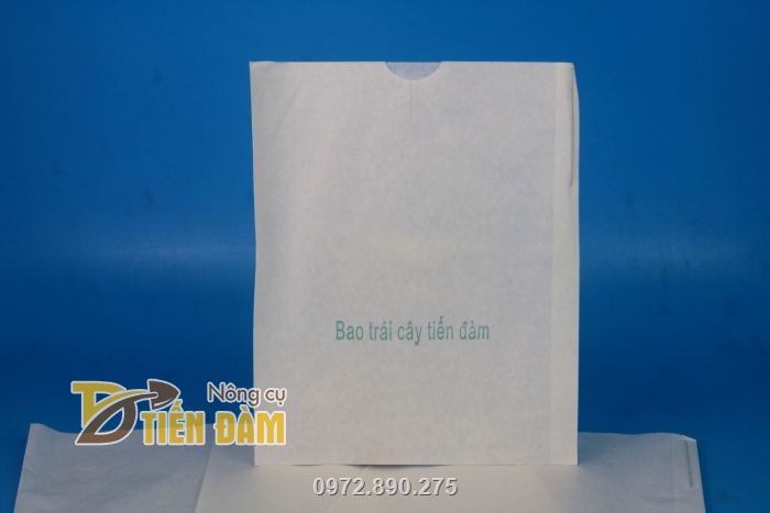 Túi giấy bao xoài được làm từ chất liệu giấy chống thấm nước có độ bền cao