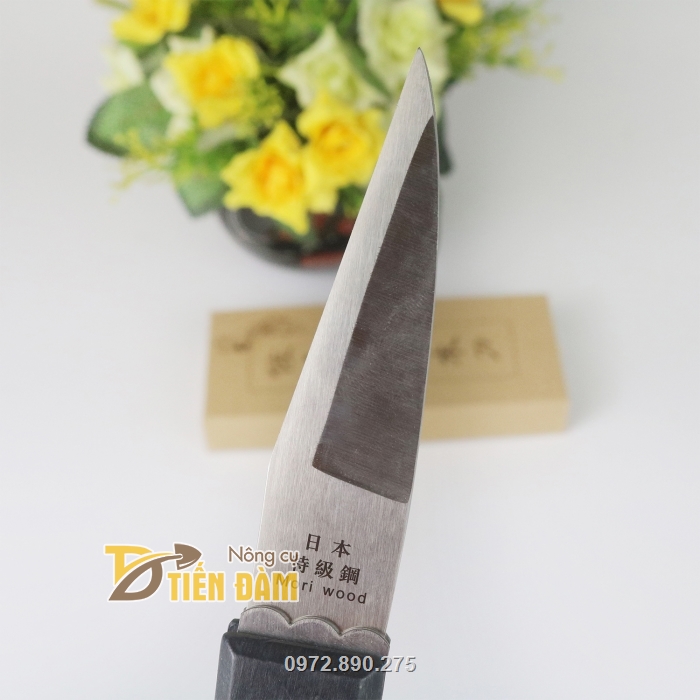 Lưỡi dao được làm từ chất liệu thép hoa cao cấp của Nhật Bản