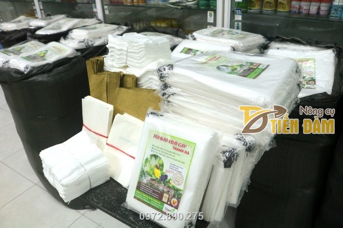 Các sản phẩm túi bao trái cây được bày bán tại nhiều cửa hàn nông nghiệp trên toàn quốc