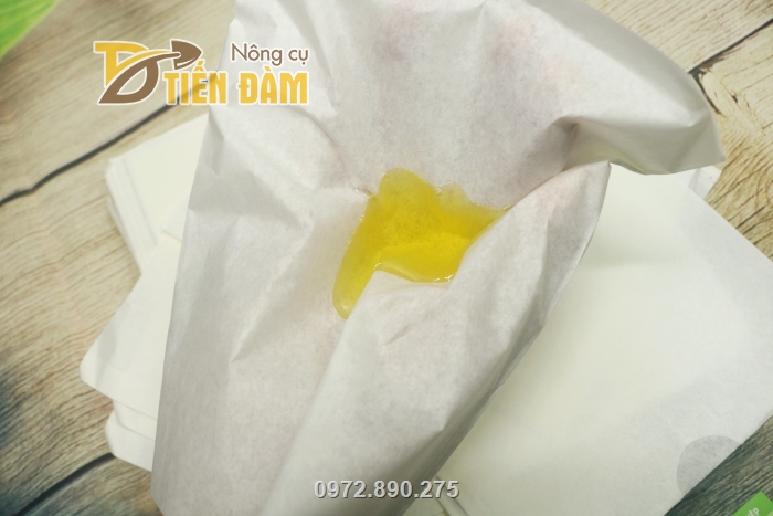 Túi bọc trái được làm từ nguyên liệu giấy bán chống thấm giúp túi có độ bền cao