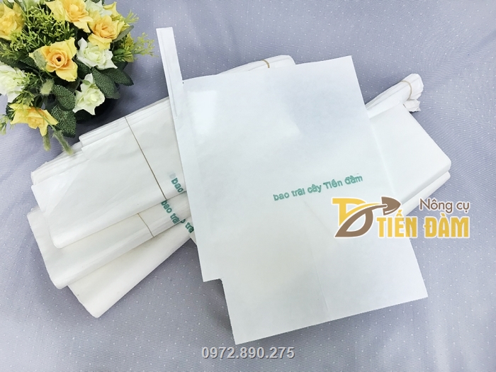 Túi giấy bao xoài được làm từ chất liệu giấy chống thấm nước có độ bền cao
